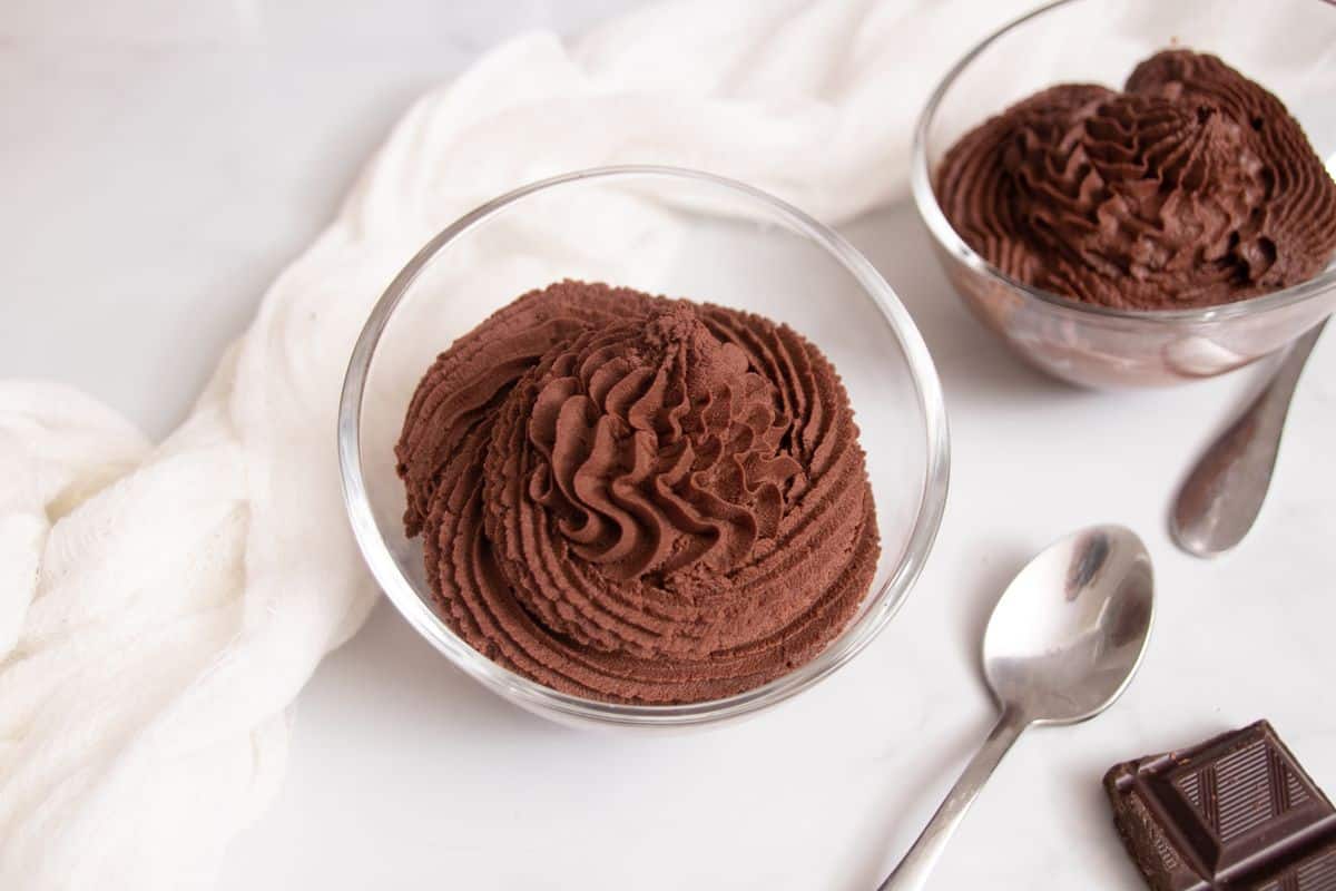 Comment réaliser une mousse au chocolat, un dessert à la cuillère