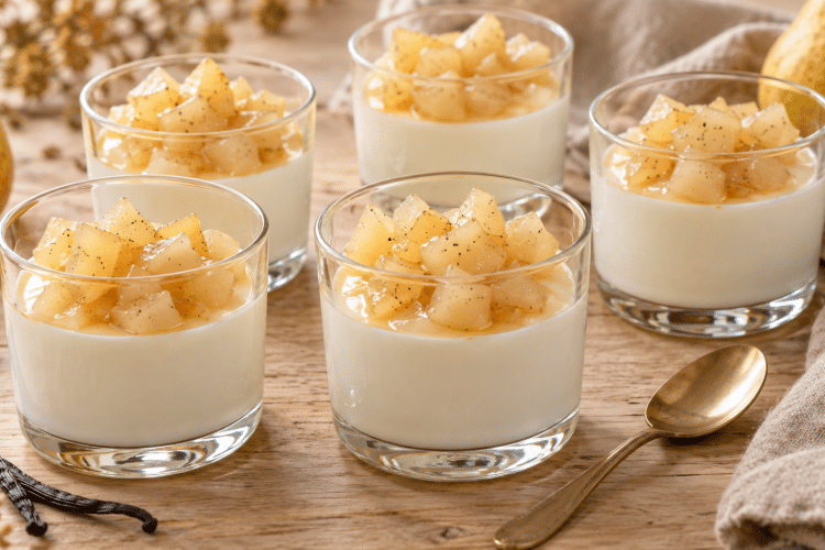 Cette panna cotta au yaourt reste crémeuse sous ses poires vanillées